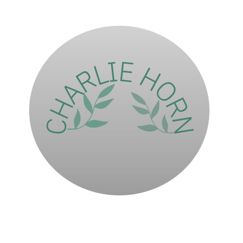 Rundt logo med navnet Charlie Horn